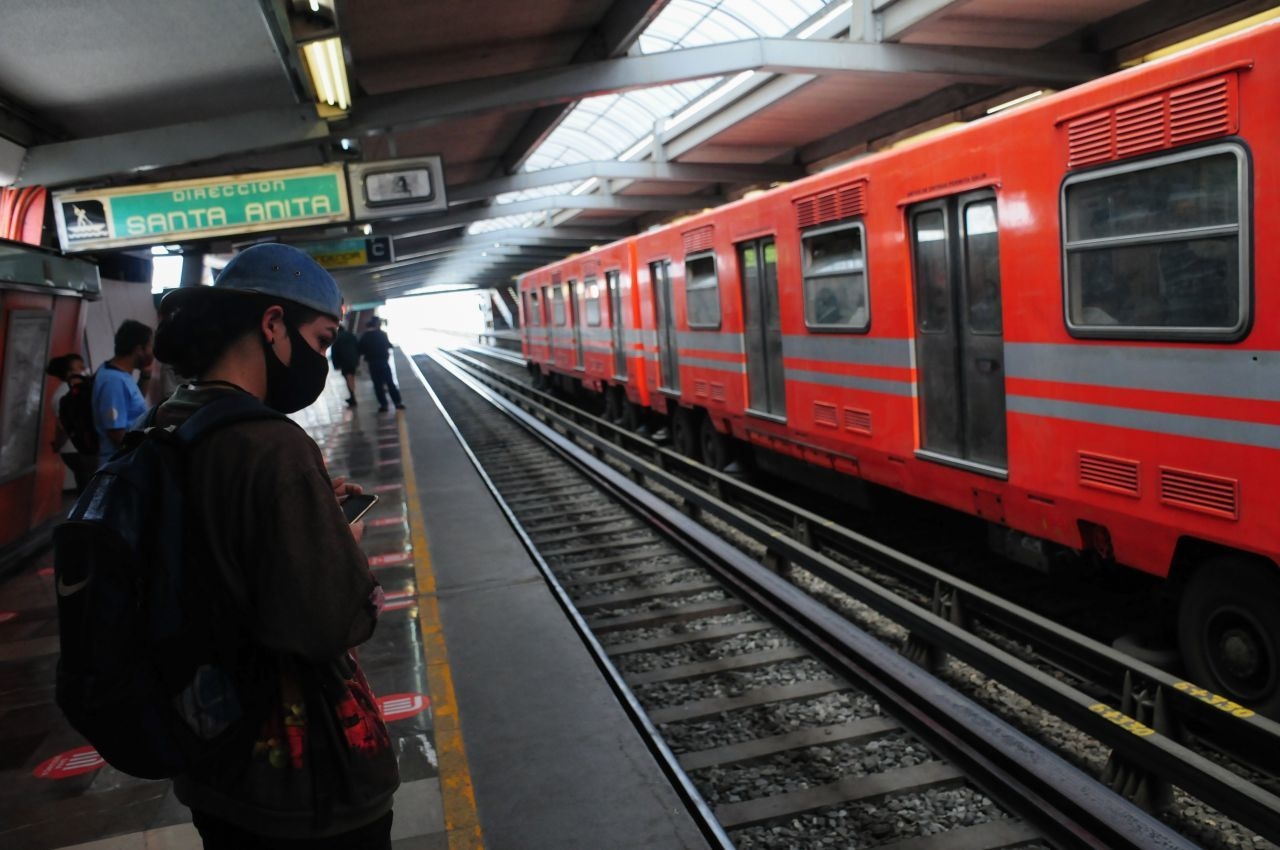 Mujer se arroja al Metro tras perder a sus padres a causa del COVID-19