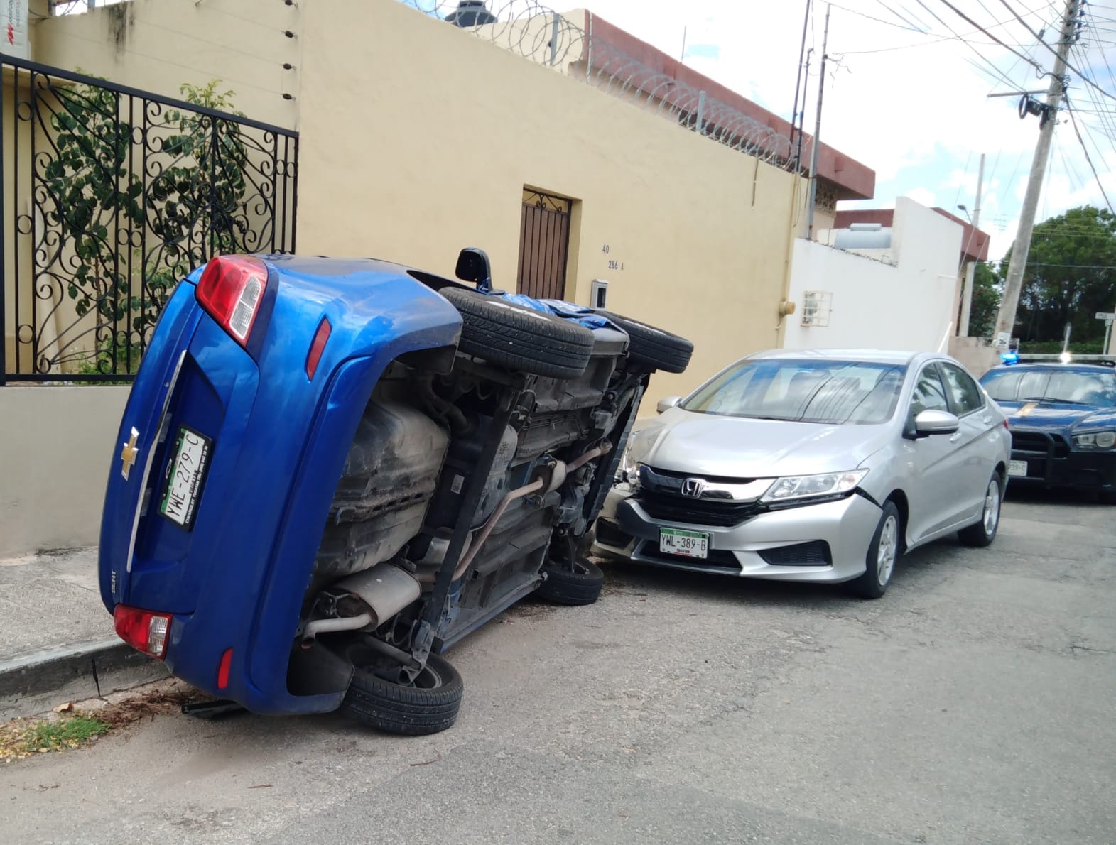 Auto terminó volcado tras choque en Mérida