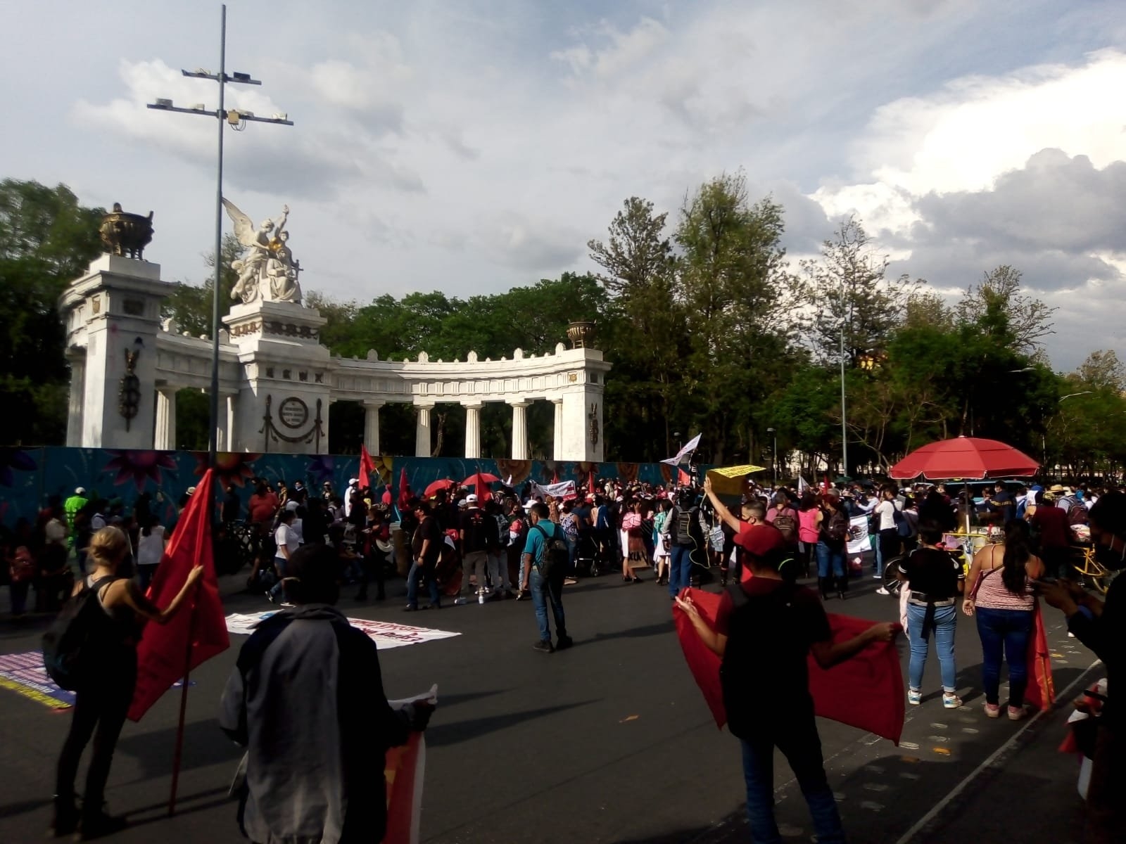 Manifestantes se concentran en el Hemiciclo a Juárez