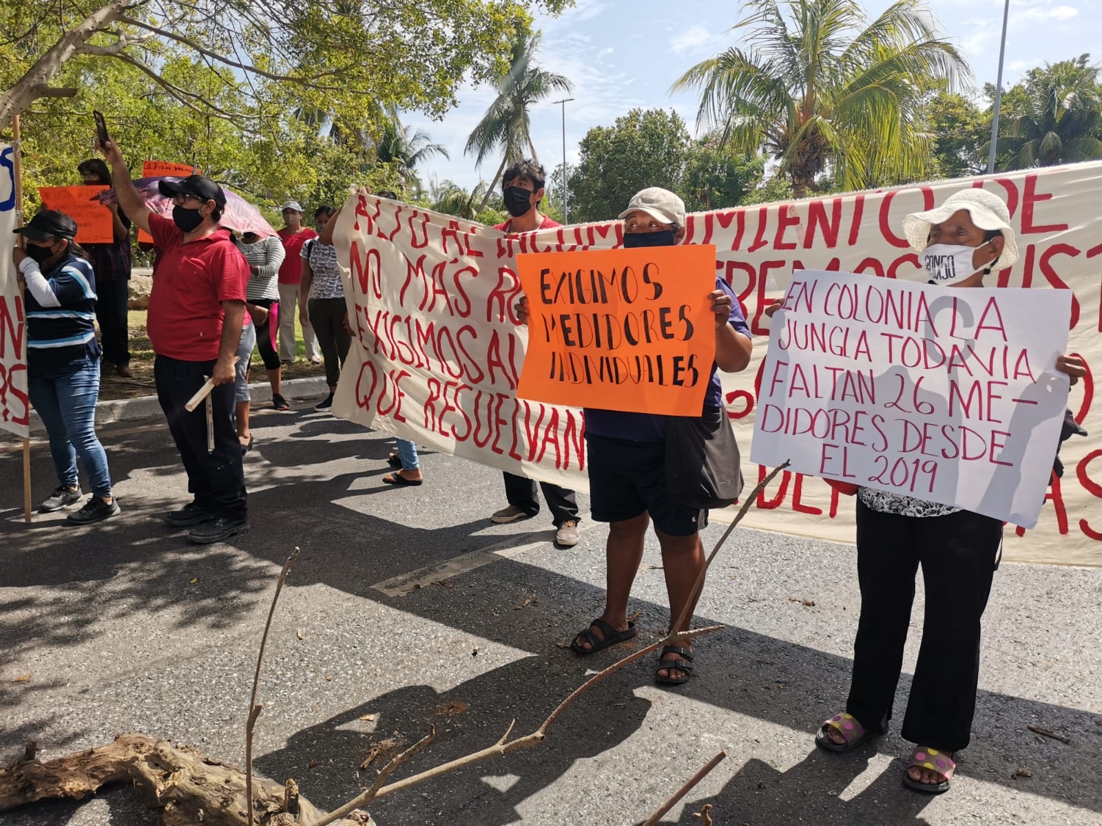 Protestan contra la CFE en la entrada de la zona hotelera de Cancún: VIDEO