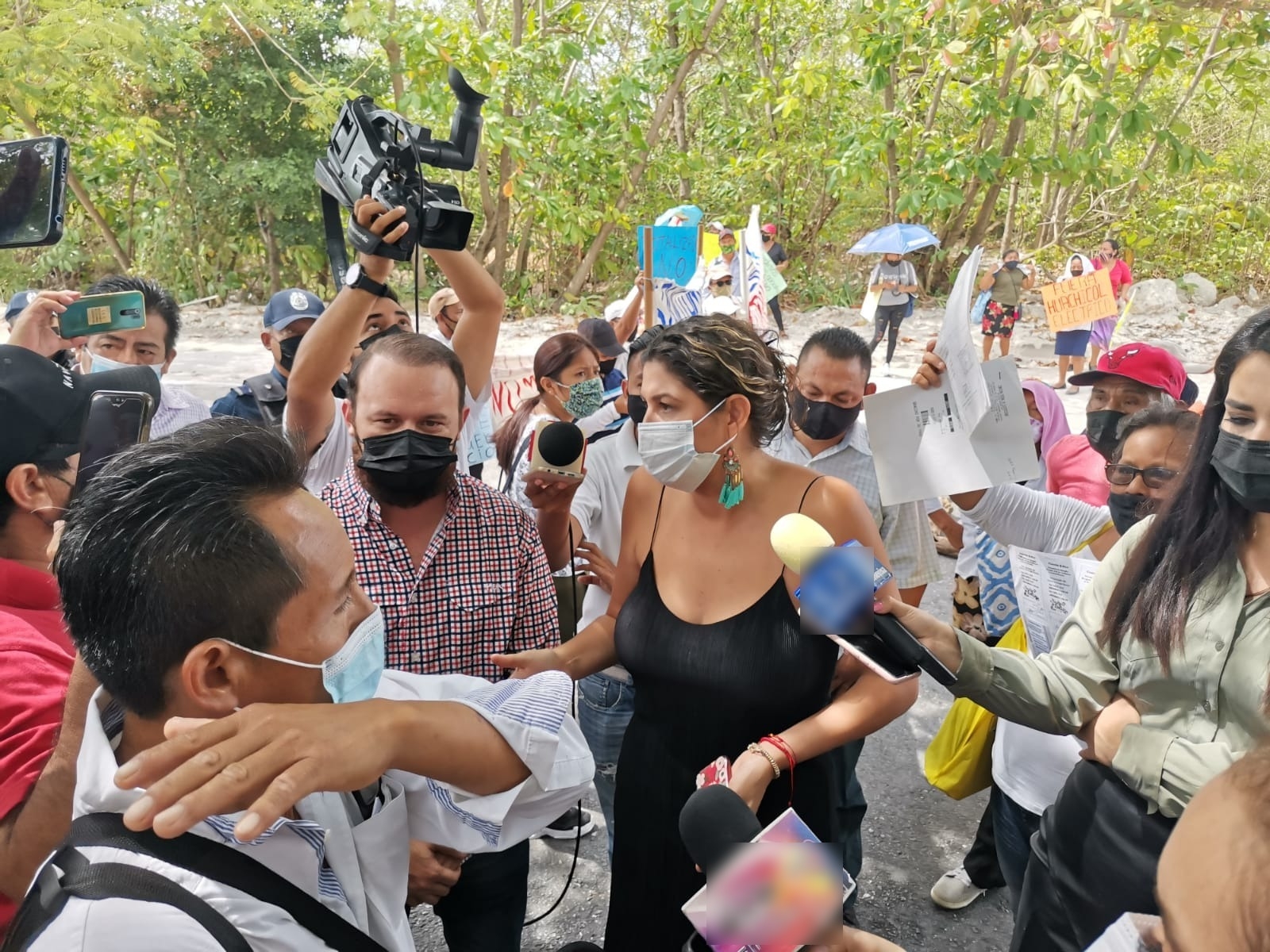 Los manifestantes recibieron a los funcionarios públicos