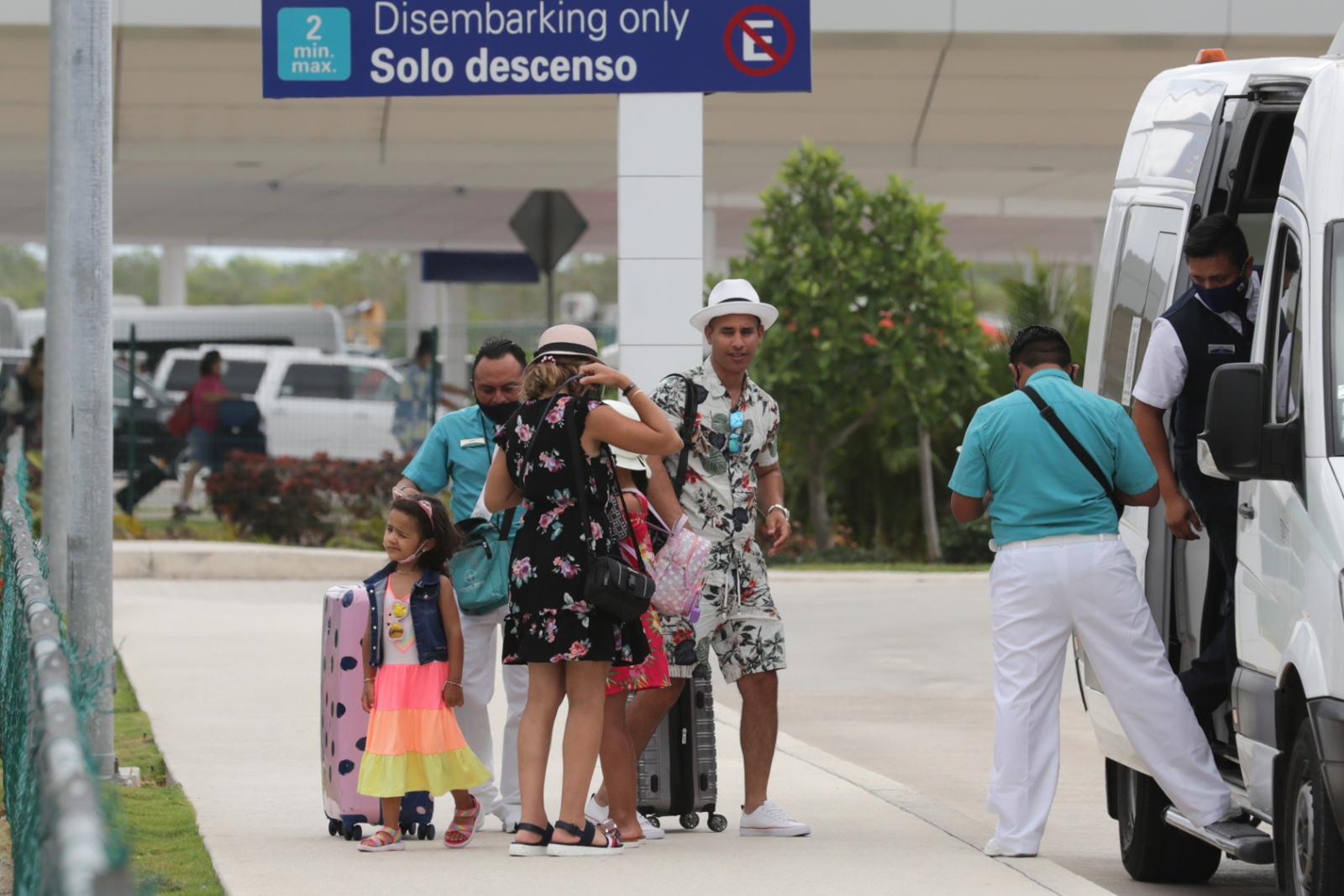 Turistas incumplen con medidas sanitarias en el aeropuerto de Cancún