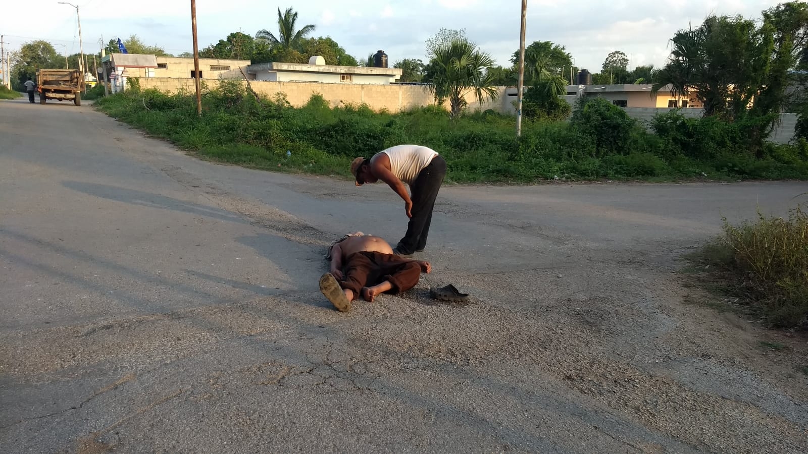 Abuelito cae de auto en movimiento en José María Morelos; paramédicos no acuden a su auxilio