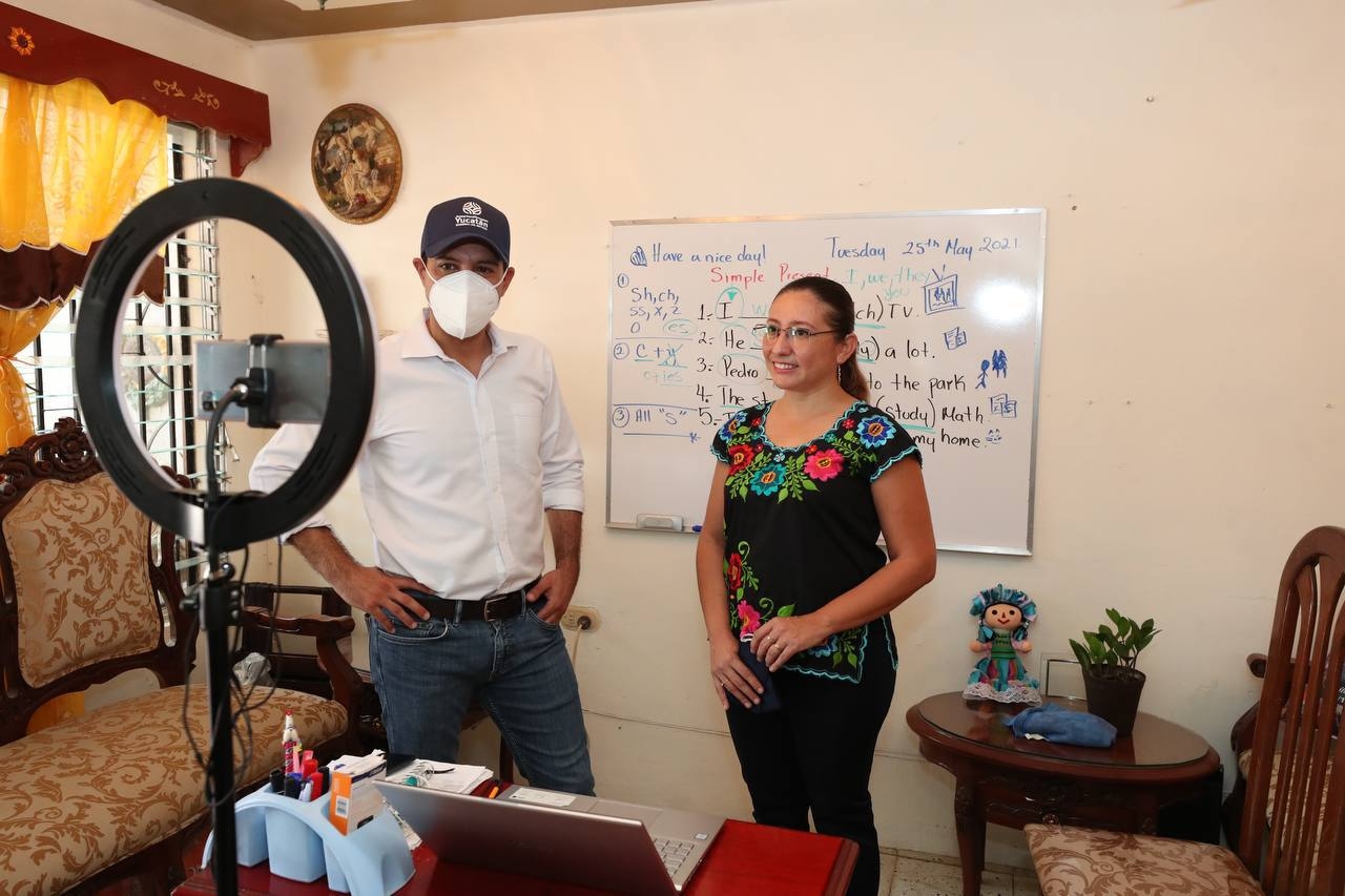 Mauricio Vila visita presenció la clase virtual de la maestra María Guadalupe Catzim Navarrete