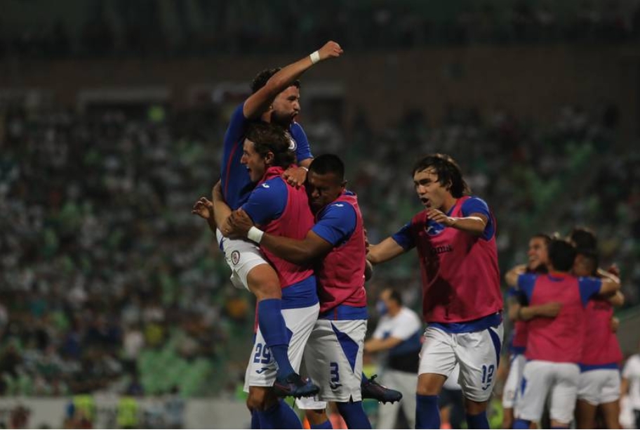 La máquina azul celebra su triunfo contra Santos rumbo a la Liga MX