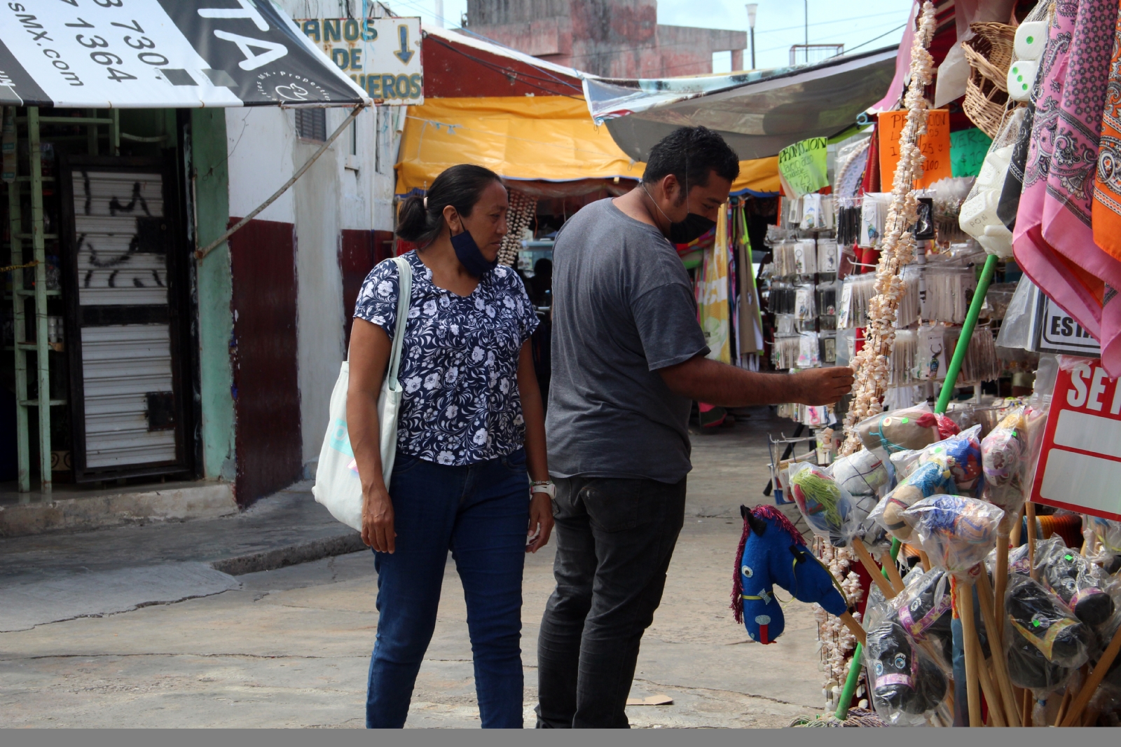 Algunos compradores no porta correctamente el cubrebocas