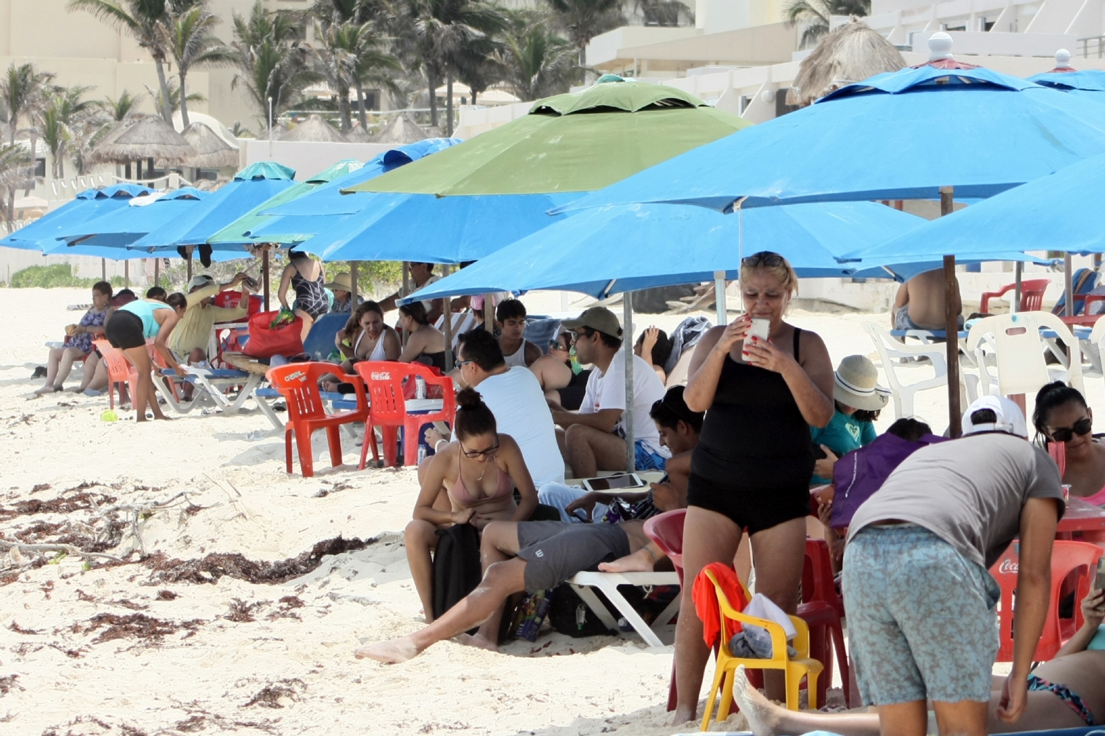 Hoteles invaden arenal con camastros y sombrillas pese a operativo en Playa Marlín de Cancún