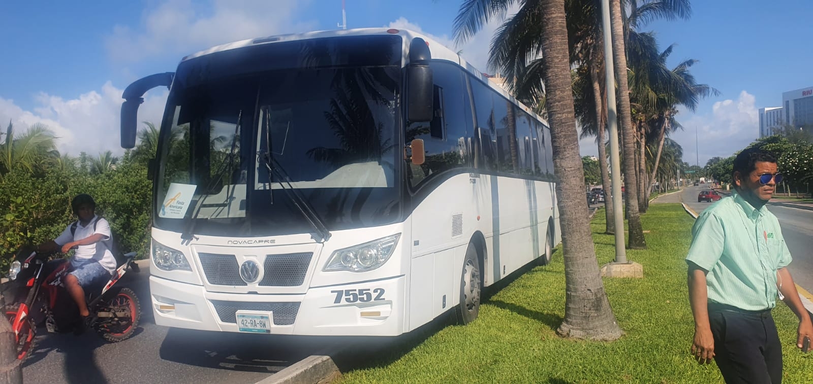 Conductor pierde el control y termina en camellón central en la Zona Hotelera de Cancún