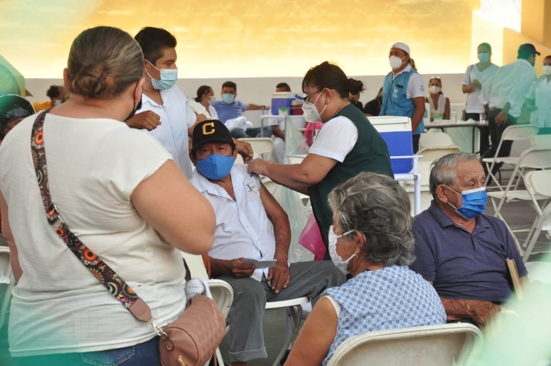 Aplican vacuna anticovid a personas de 40 a 49 años en cuatro municipios de Yucatán