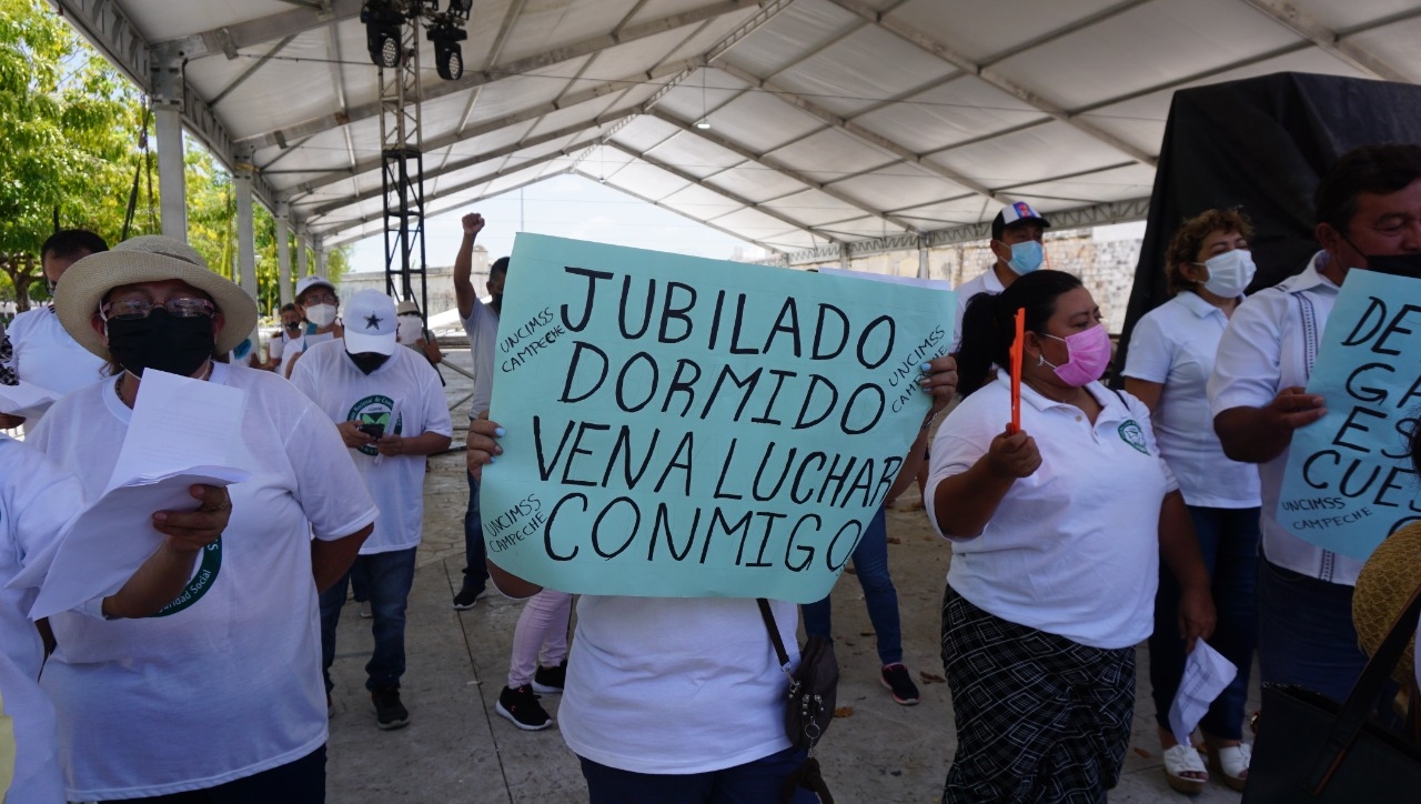 Jubilados del IMSS se manifiestan en Campeche