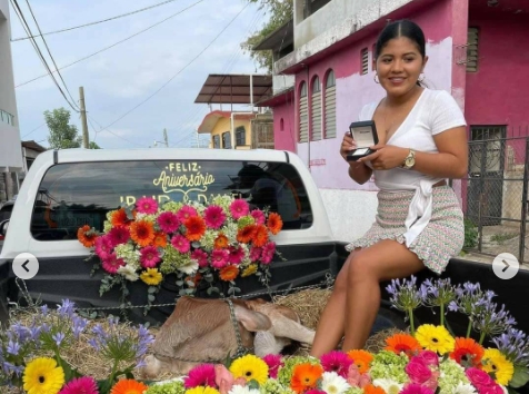 Esta joven no recibió un anillo de 60 mdp como Belinda, pero sí un lindo becerrito: FOTOS