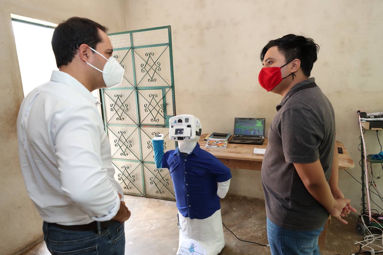 Robot creado por Yucateco presume sus habilidades con Mauricio Vila: VIDEO