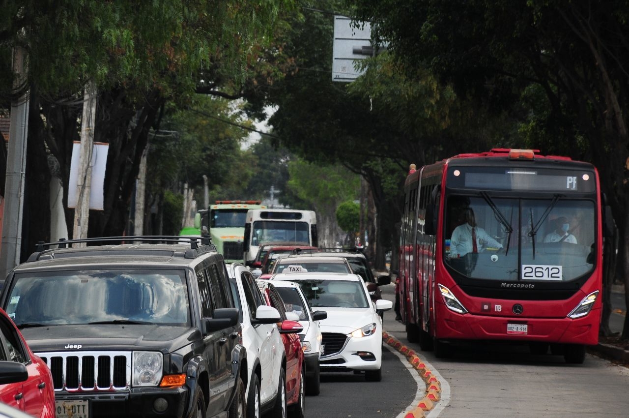 Metrobús sobre el carril confinado