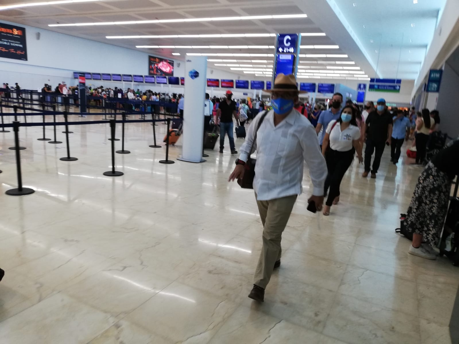 Felipe Calderón es captado en la Terminal Cuatro del aeropuerto de Cancún