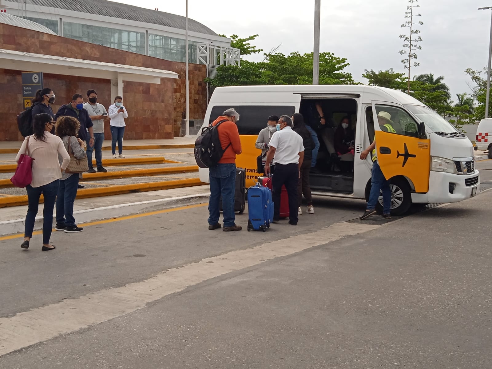 SCT supervisa permisos en taxis del aeropuerto de Campeche