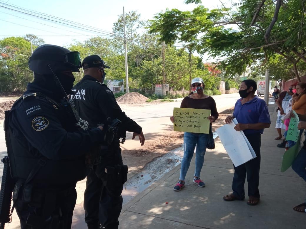 Al lugar de la manifestación llegaron elementos de la policía estatal para tomar nota de lo que ocurría