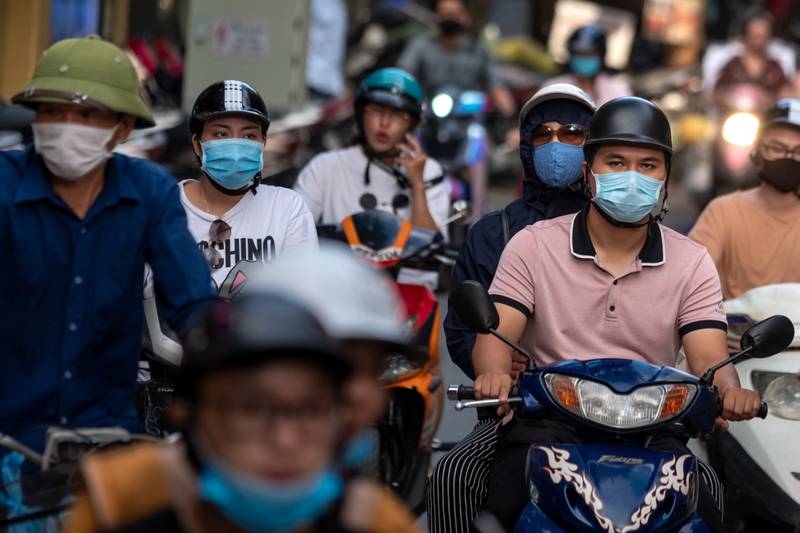 Trabajadores de Vietnam duermen en fábricas por repunte de contagios de COVID-19