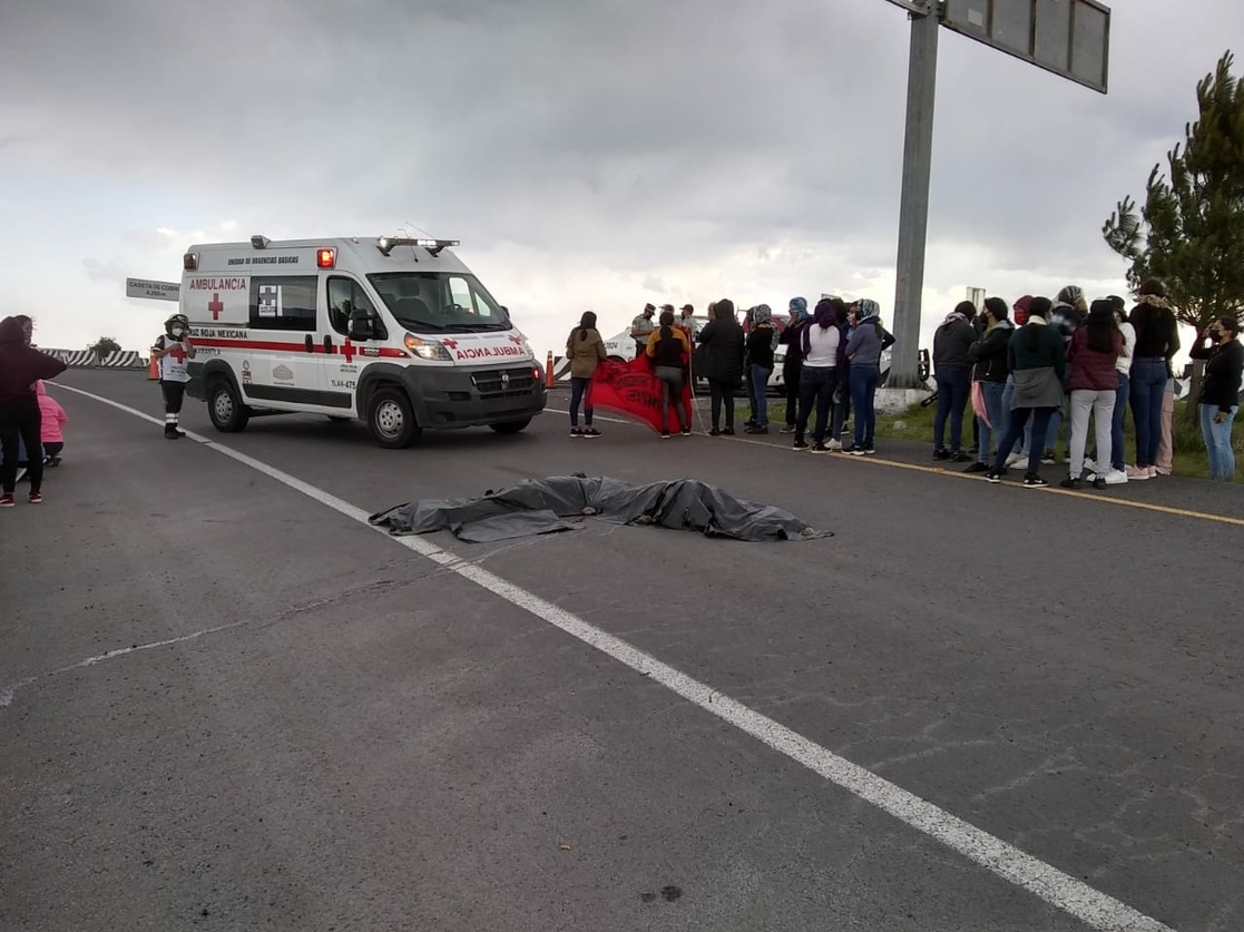 Normalistas mueren en Tlaxcala al intentar saquear un tráiler: VIDEO