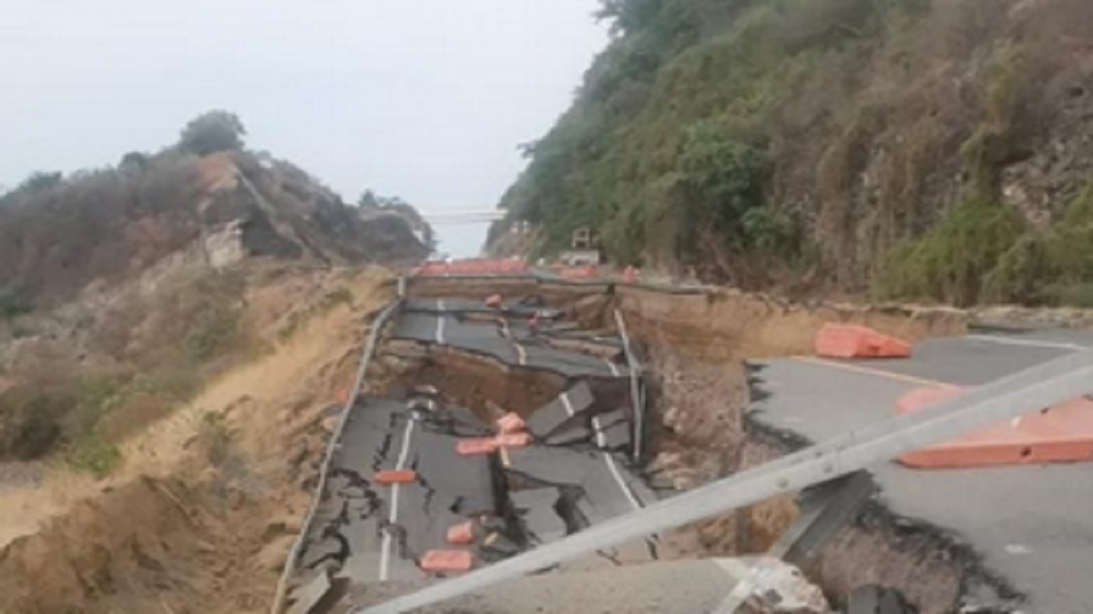 Colapsa tramo carretero de la autopista Siglo XXI en Michoacán