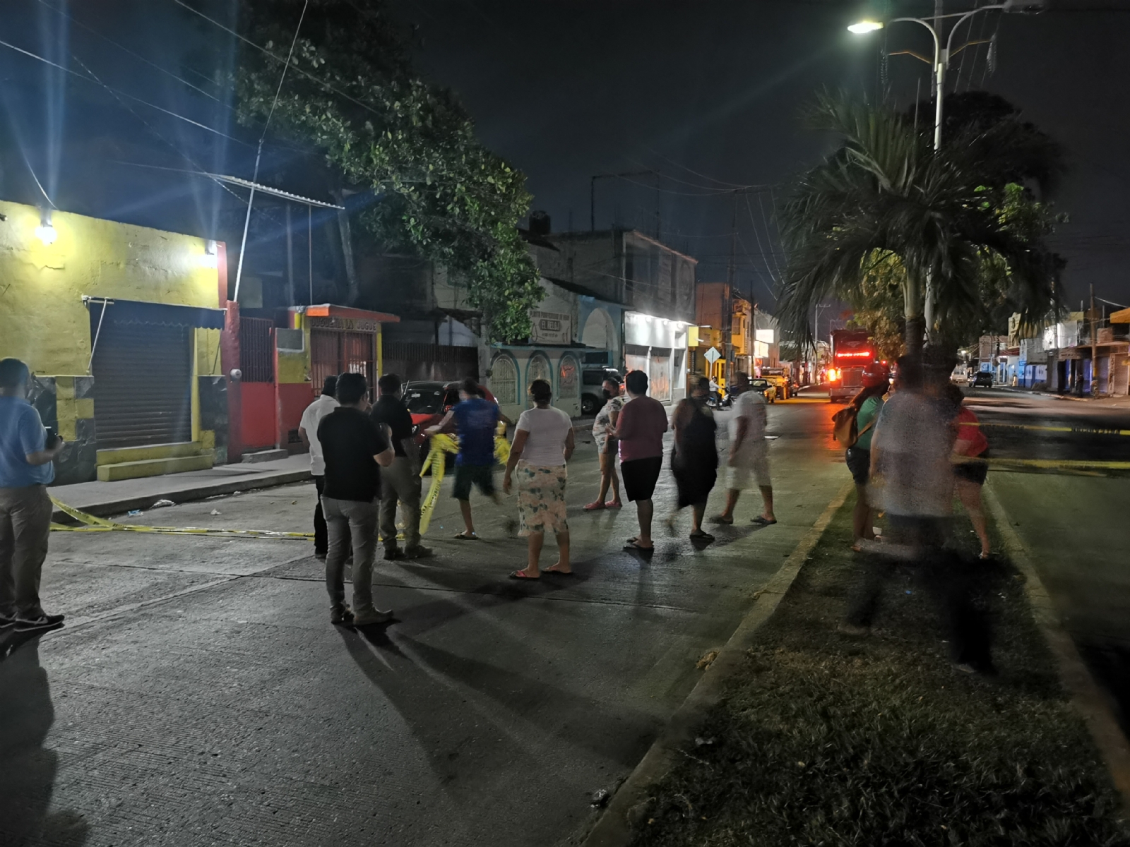 Apagones en Ciudad del Carmen genera molestia en vecinos; protestan contra la CFE