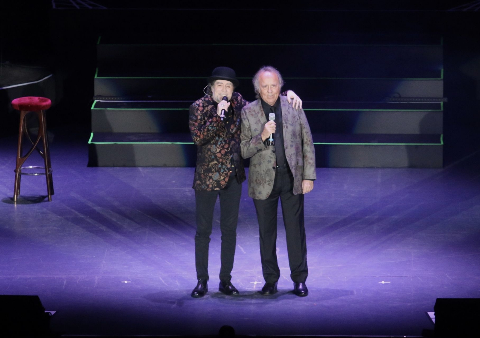 Serrat y Sabina durante un concierto en 2019