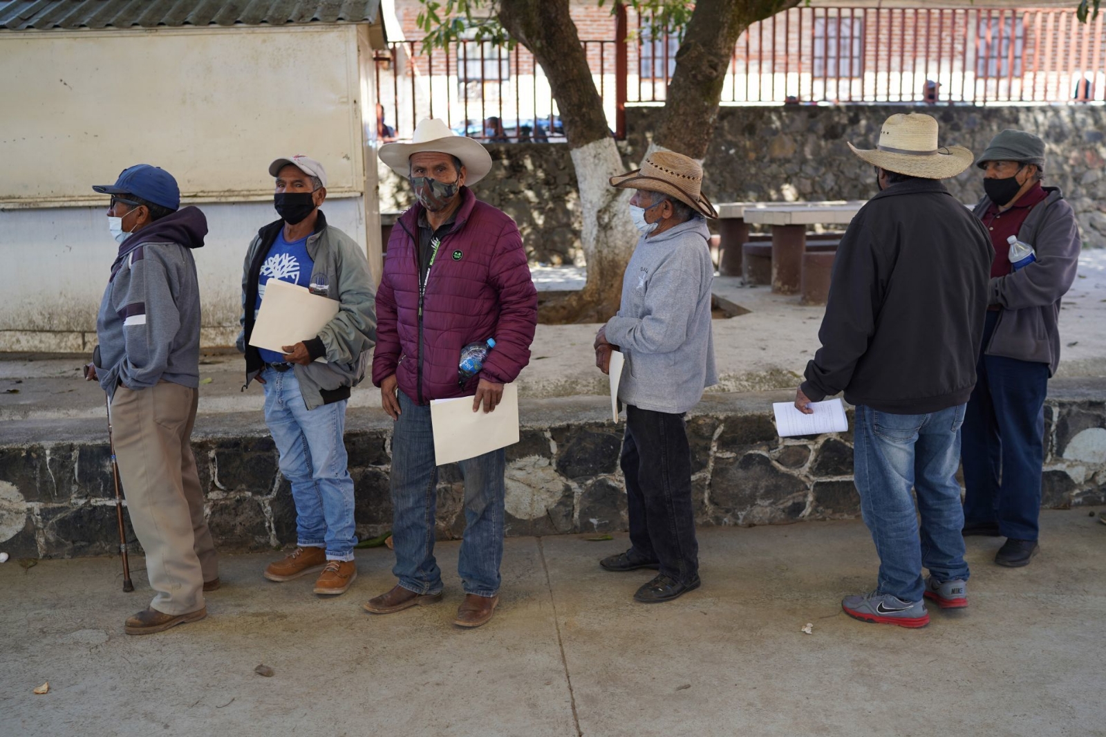 Muere adulto mayor en la fila para recibir vacuna contra COVID-19 en Michoacán