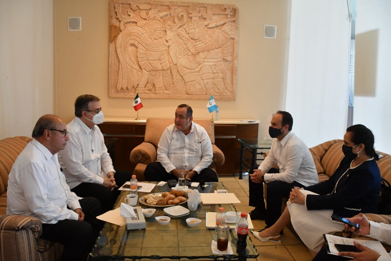 Marcelo Ebrard recibe a Alejandro Giammattei, presidente de Guatemala, en Chichén Itzá