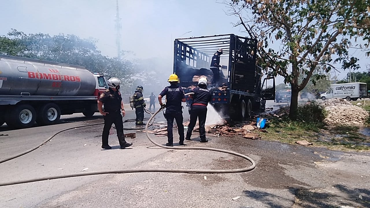 Se incendia un camión con mercancía en el Anillo Periférico de Mérida: VIDEO