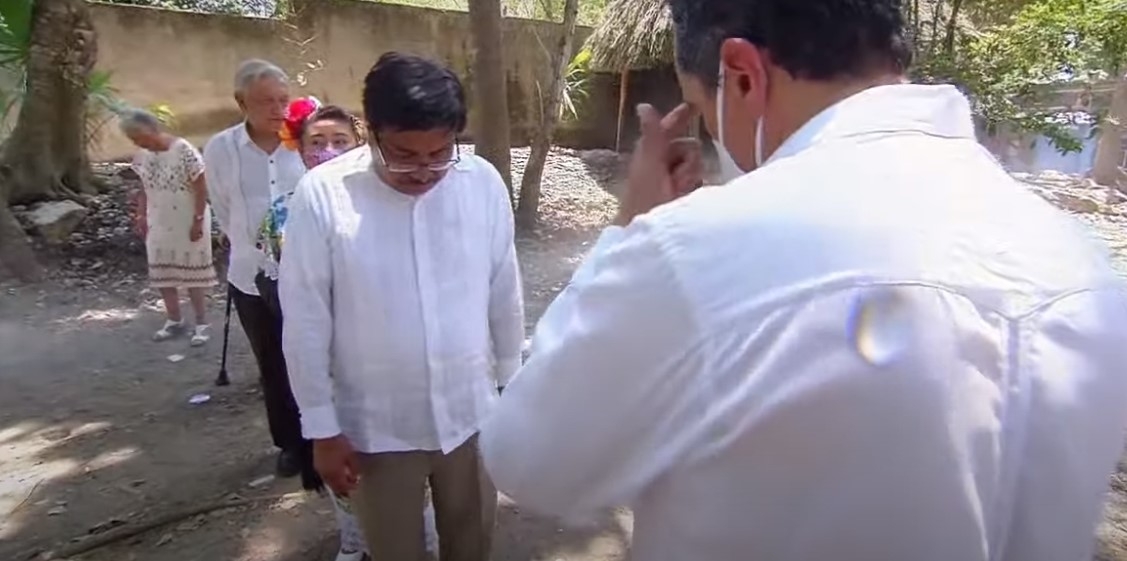 Carlos Joaquín fue captado por las cámaras mientras se limpiaba la cara en medio de la ceremonia