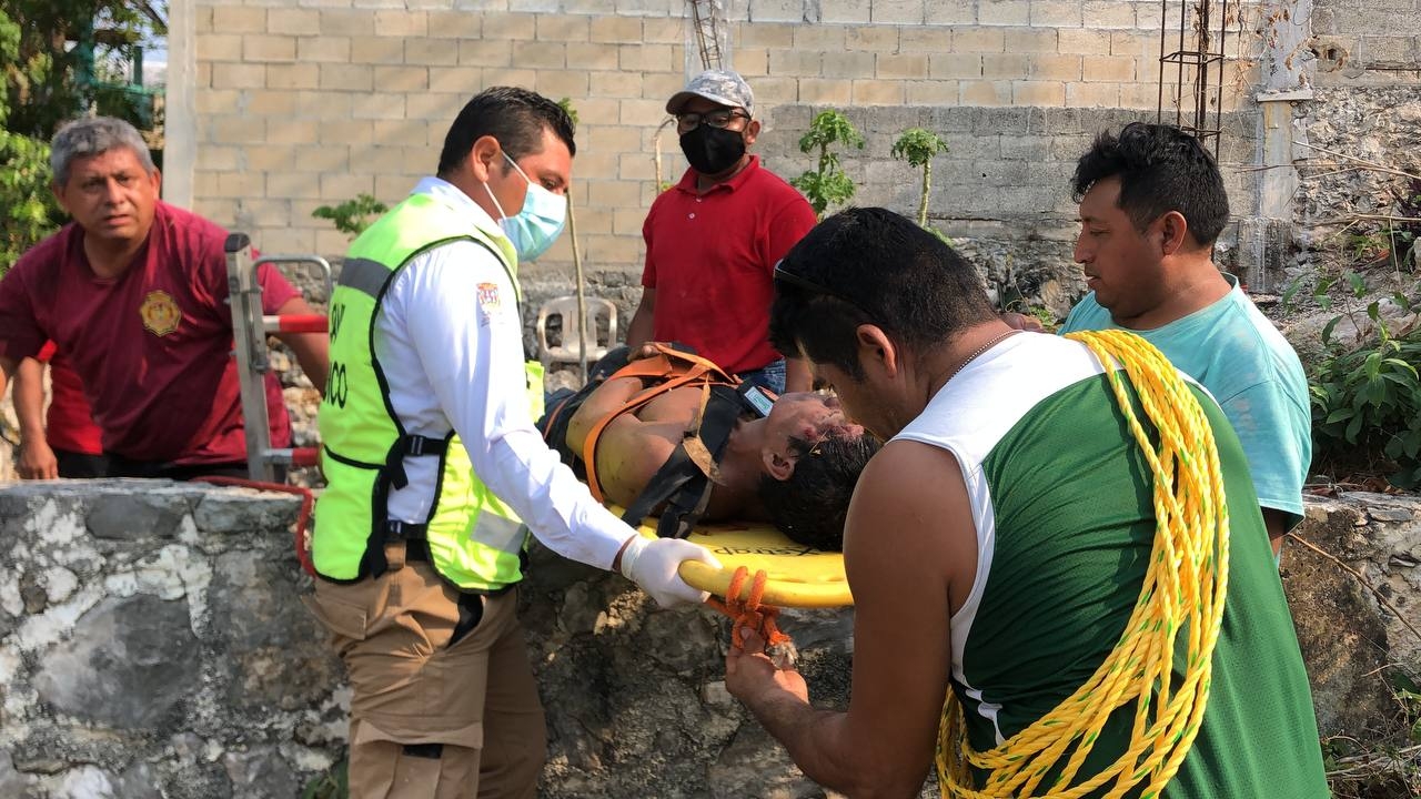 Rescatan a un hombre que cayó a un pozo en Campeche