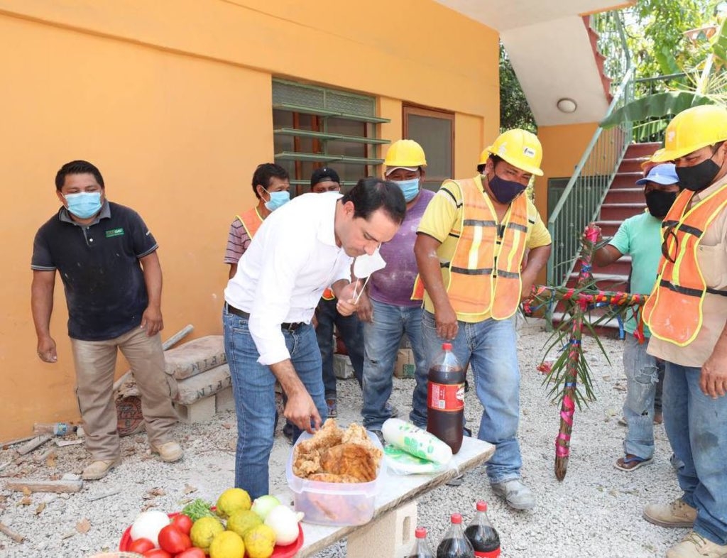 Mauricio Vila celebra el Día de la Santa Cruz comiendo con albañiles de Valladolid