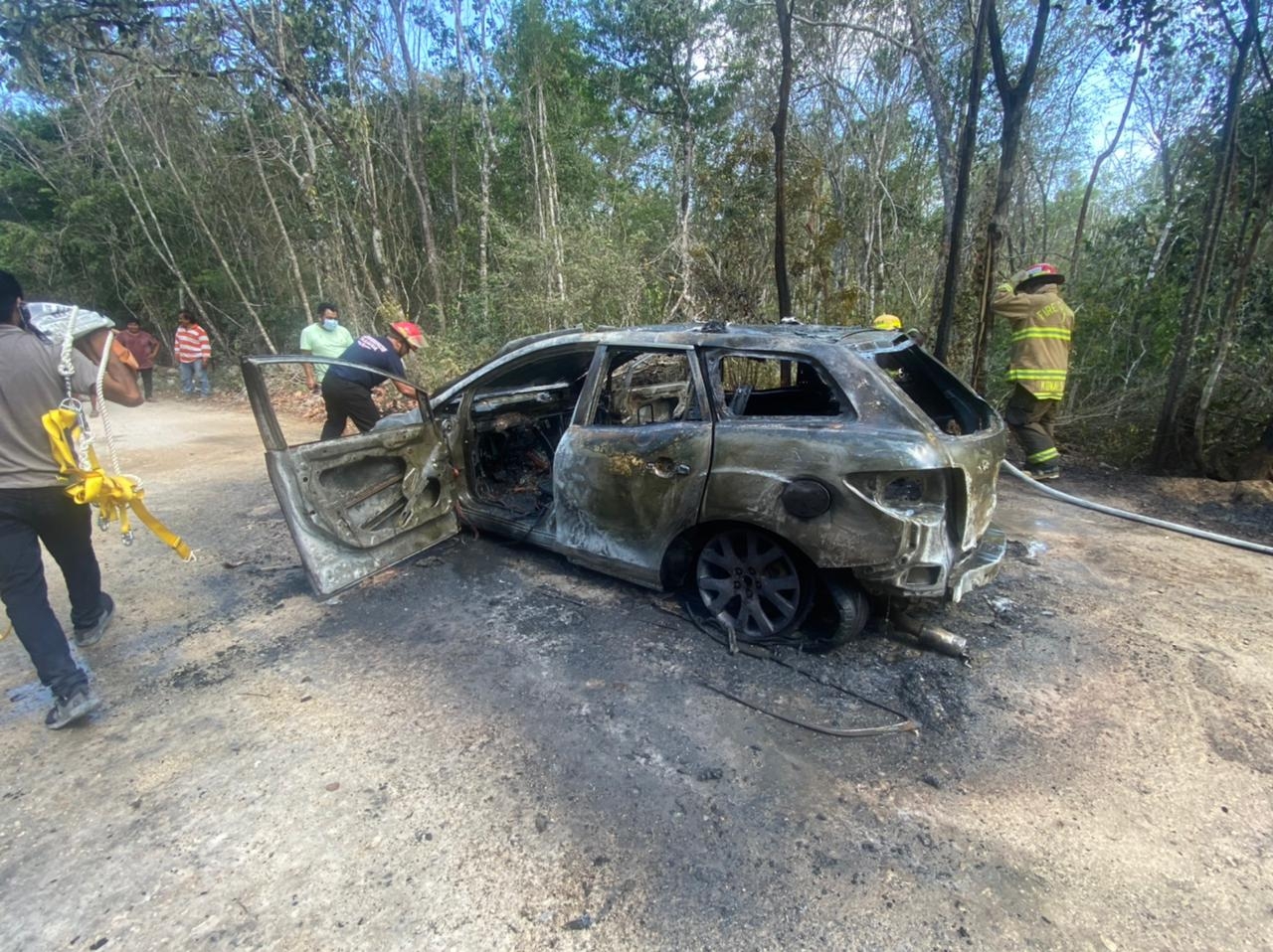 Se incendia automóvil en la carretera Tulum-Cobá