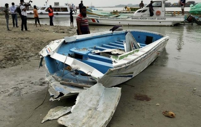 Choque de barcos deja al menos 26 muertos en Bangladesh