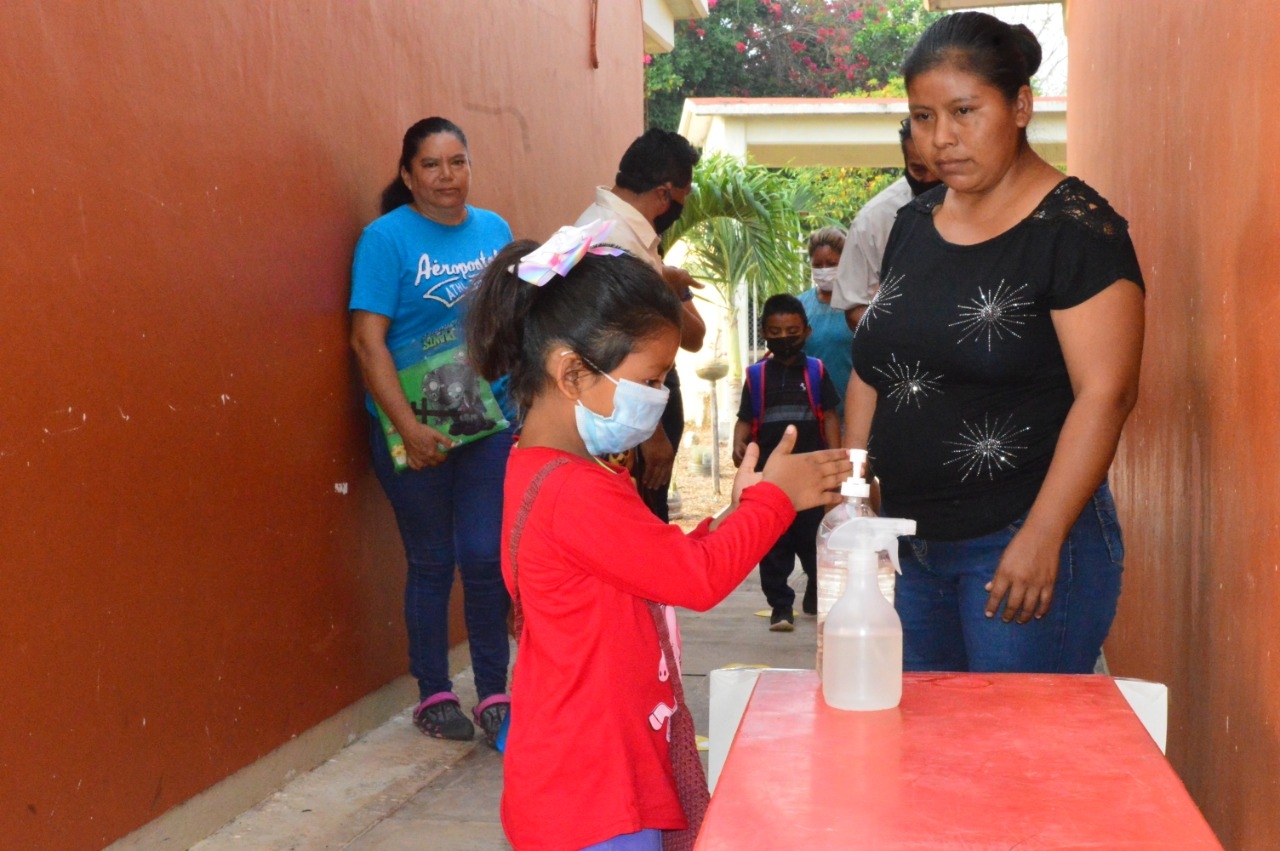 Maestra da positivo a COVID-19 en regreso a clases presenciales en Campeche