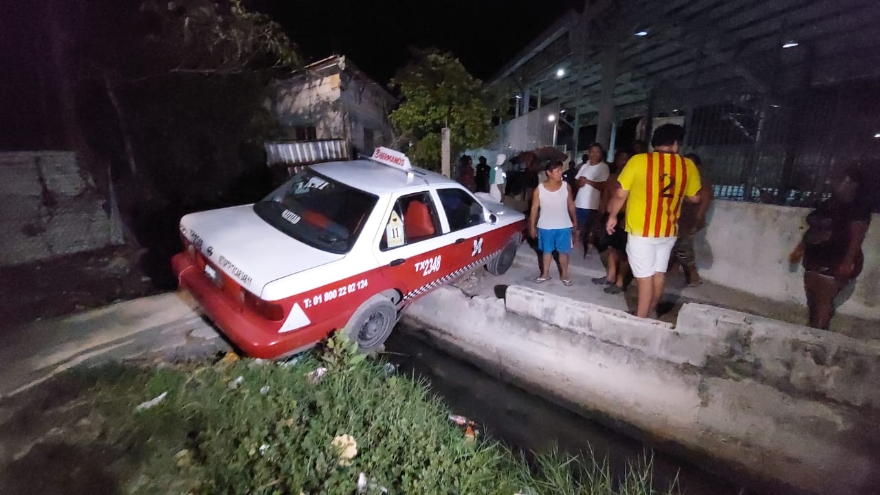 Taxi se atora en una zanja de aguas negras en Campeche