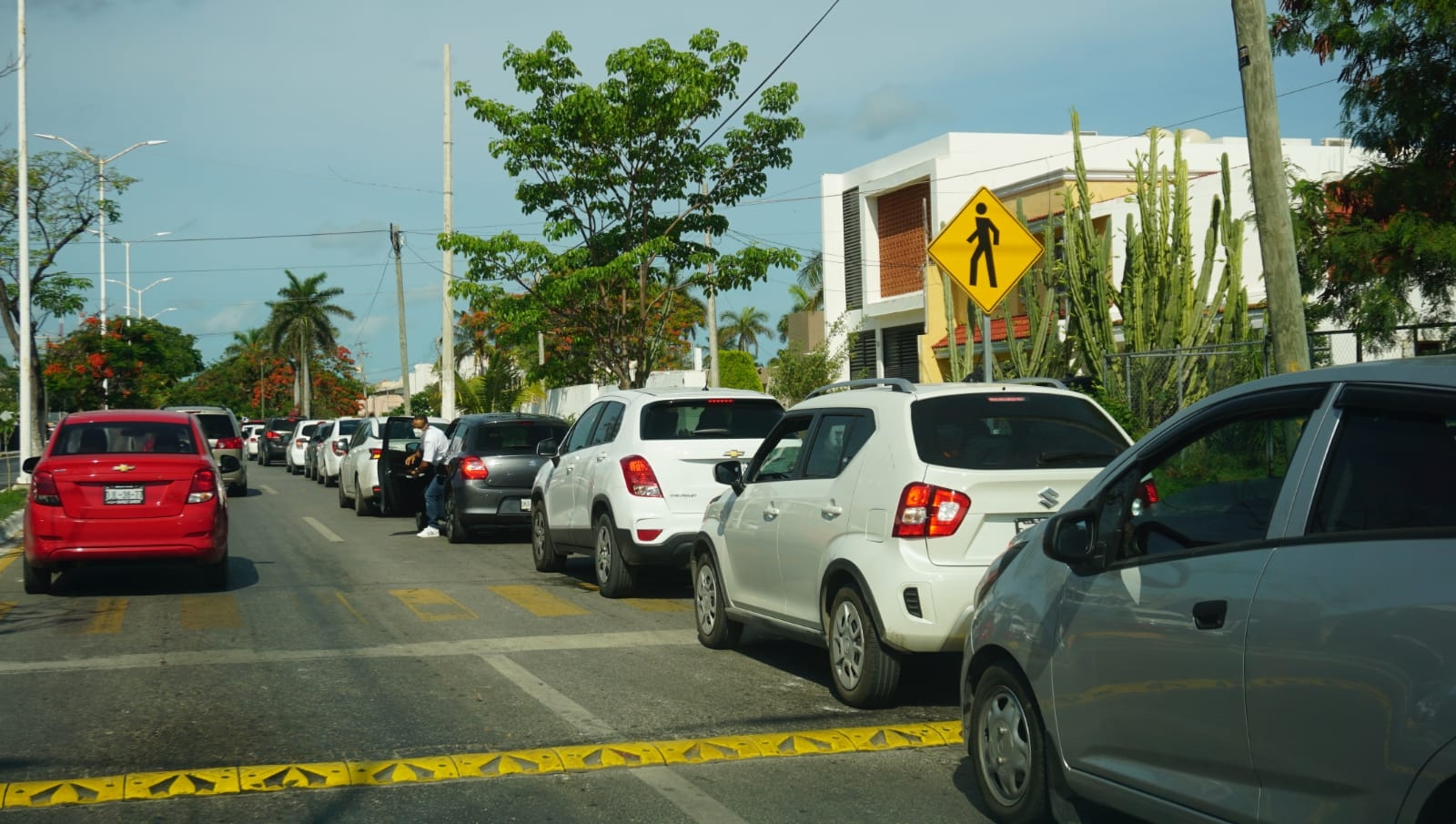 Se estima que la fila es de aproximadamente cinco kilometros