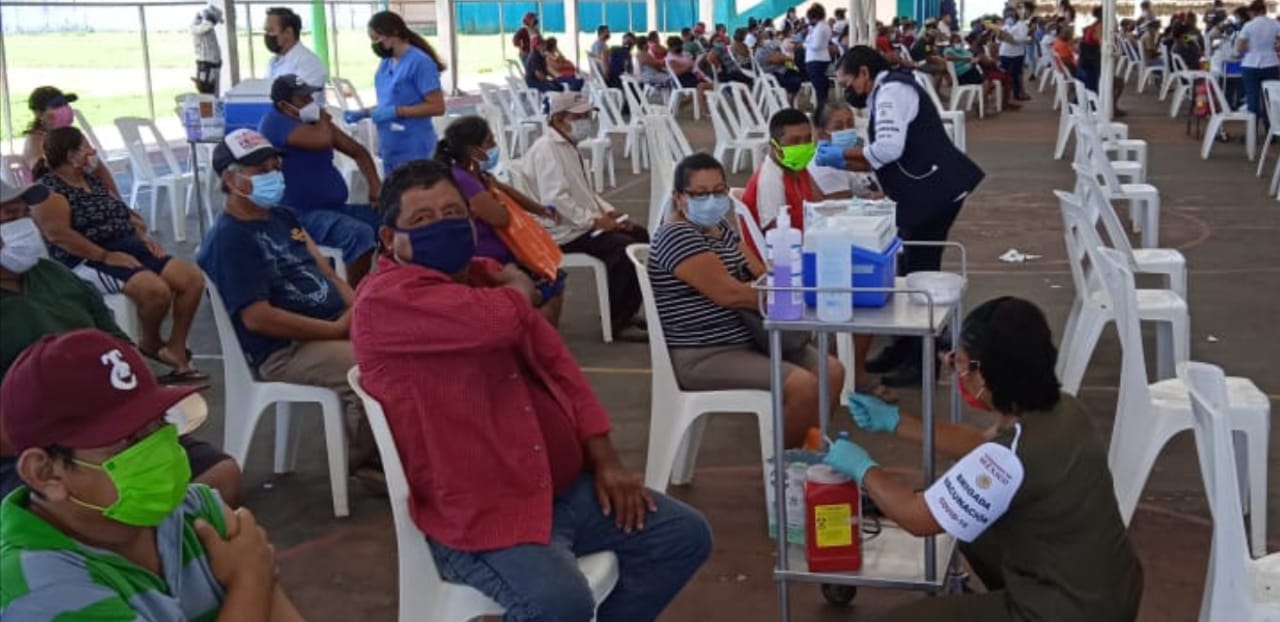 Adultos de 50 a 59 años reciben la primera vacuna anticovid en Tenabo, Campeche