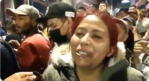 Entre llantos, madre busca a su hijo en desplome del Metro Olivos en CDMX