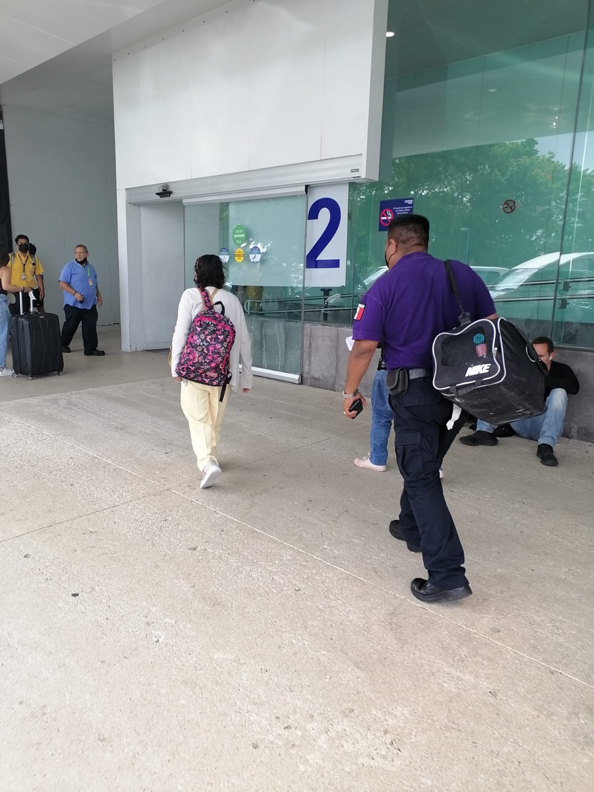 Autoridades apoyan a mujer de la tercera edad a trasladarse al aeropuerto de Cancún