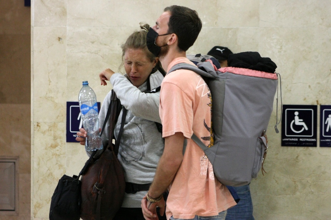 El laboratorio Equiver de la Terminal Dos presentó gran afluencia de personas al tener fila de más de 25 usuarios, entre ellos la mujer de la tos y su acompañante