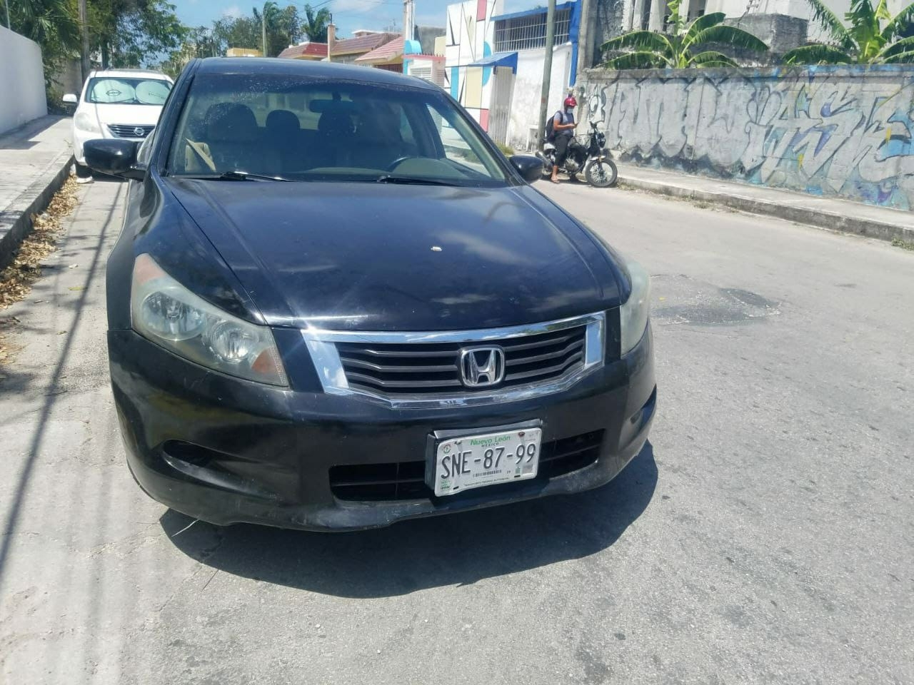 Los tres jóvenes circulaban a bordo de un auto color negro con vidrios polarizados y placas del estado de Nuevo León