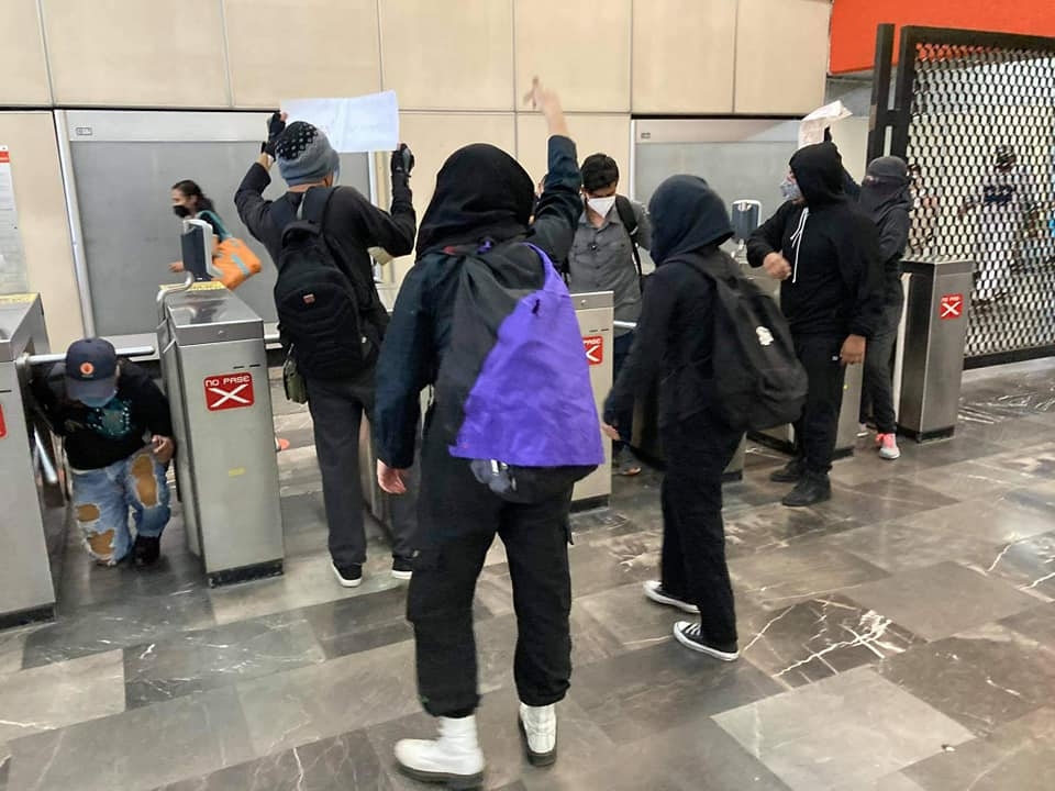 Encapuchadas se manifiestan por tragedia en Línea 12 vandalizando el Metro