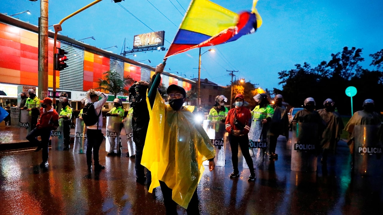 Asesinan a agente de la Fiscalía que mató a dos manifestantes en Colombia: VIDEOS