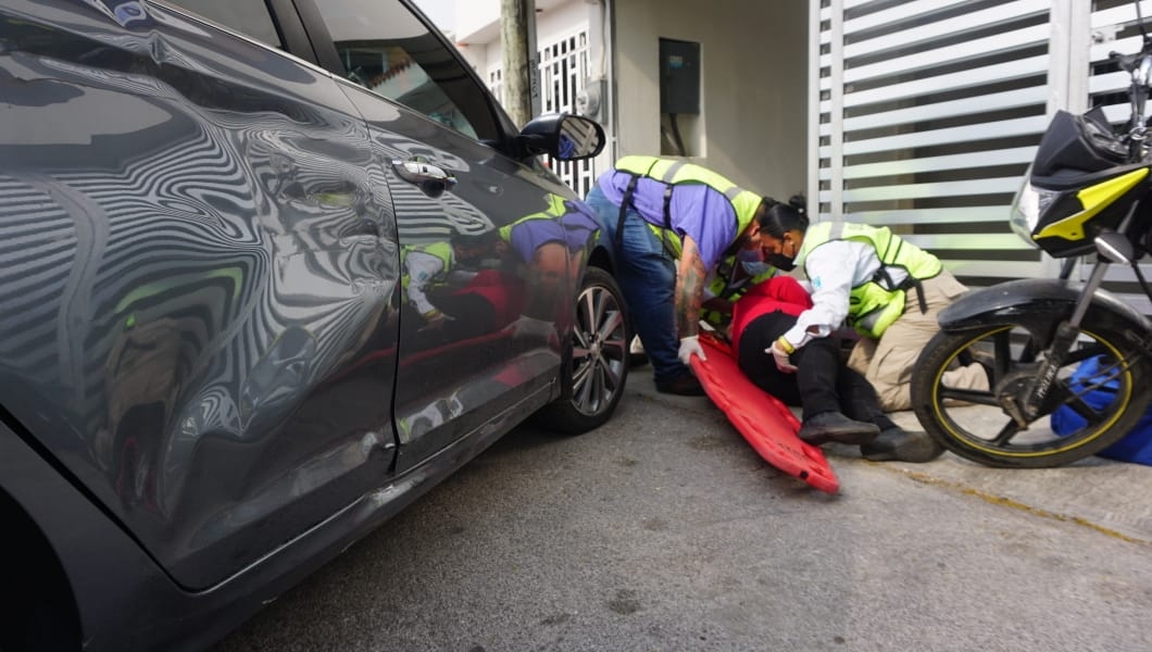 Motociclista choca contra un automóvil que ingresaba a su garaje en Campeche