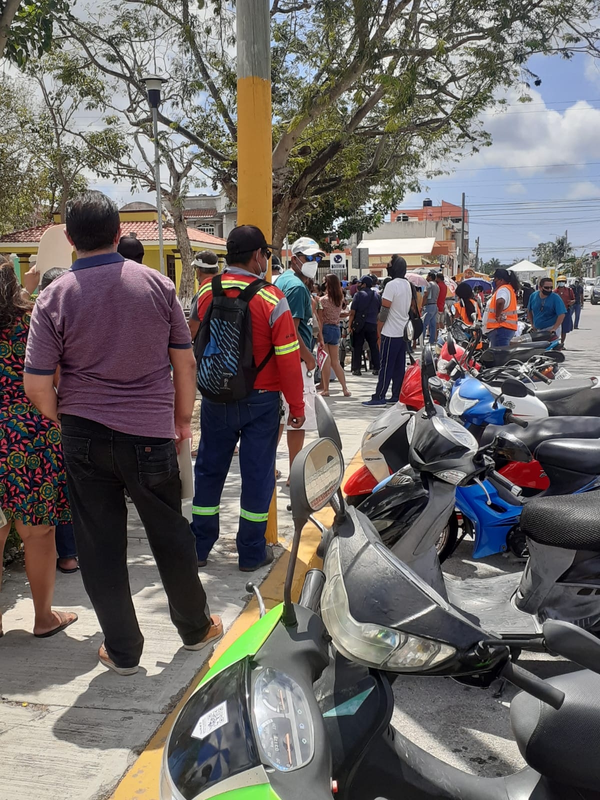 Módulos de vacunación contra COVID-19 en Cozumel registran largas filas