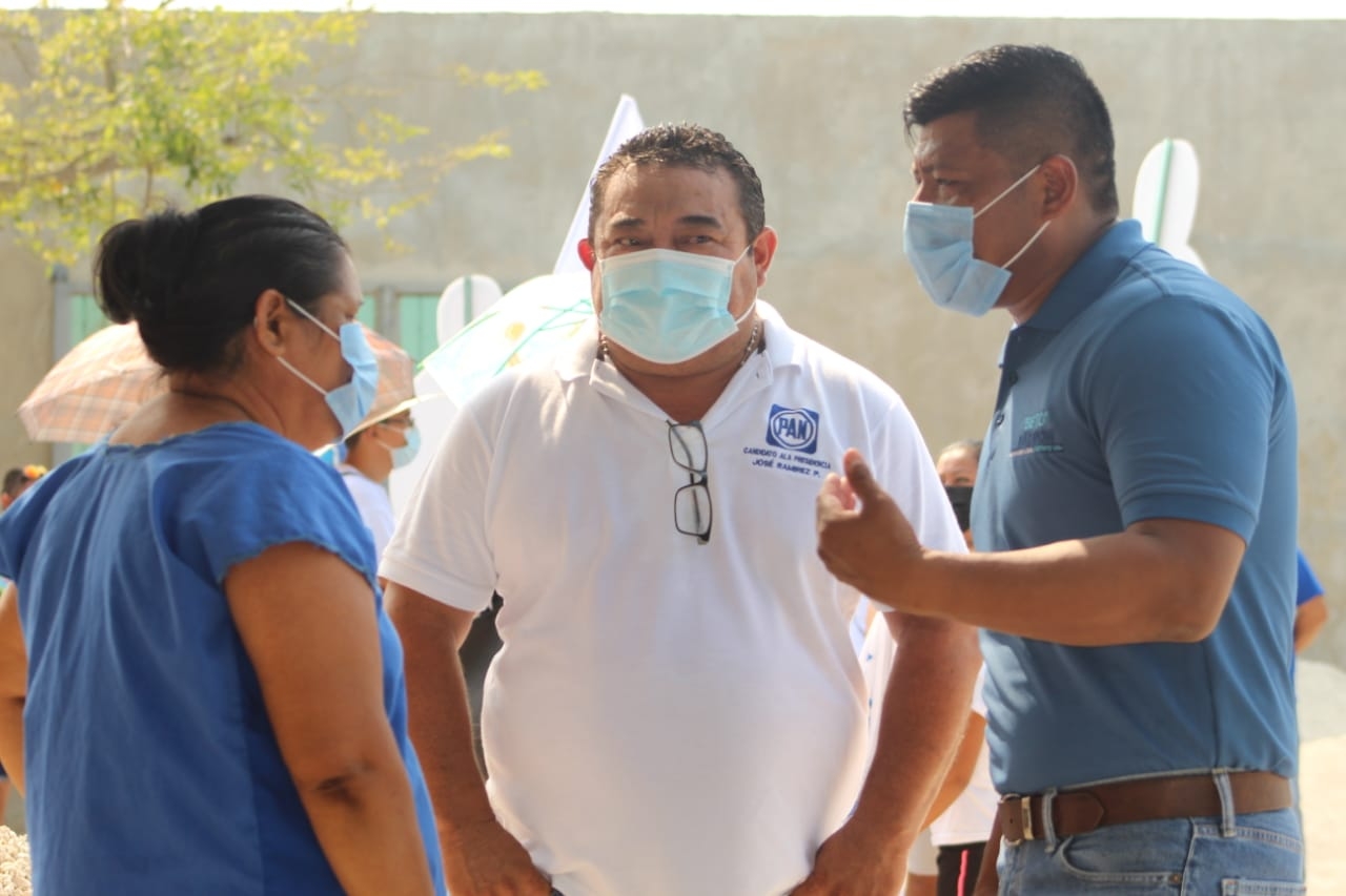 Alberto Padrón en su visita al puerto de Celestún