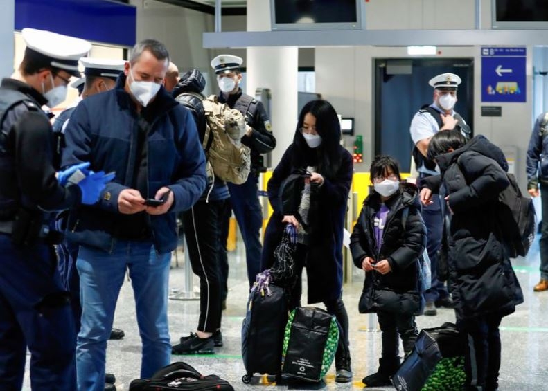 Viajeros llegan al aeropuerto de Frankfurt, en Alemania