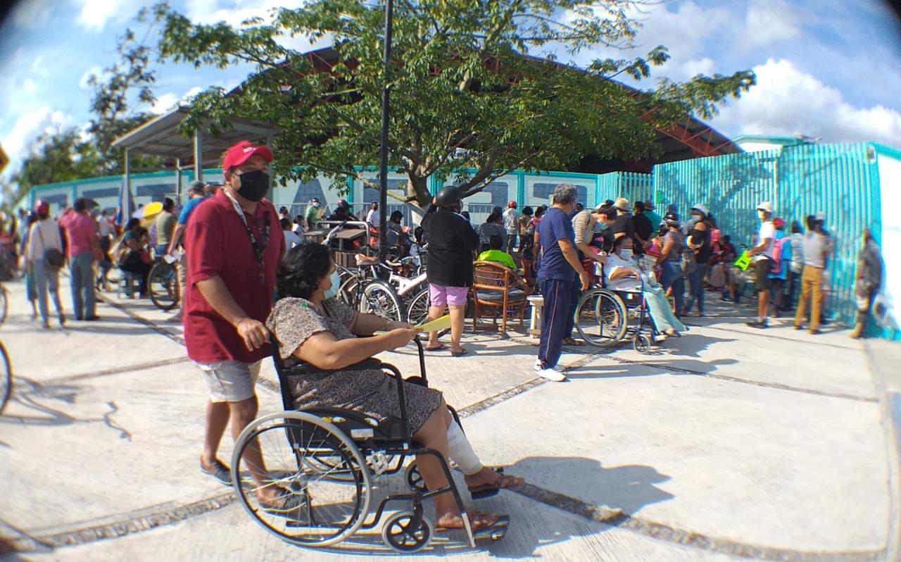 Habitantes 'trasnochan' para vacunarse en el domo del CETMAR de Cozumel