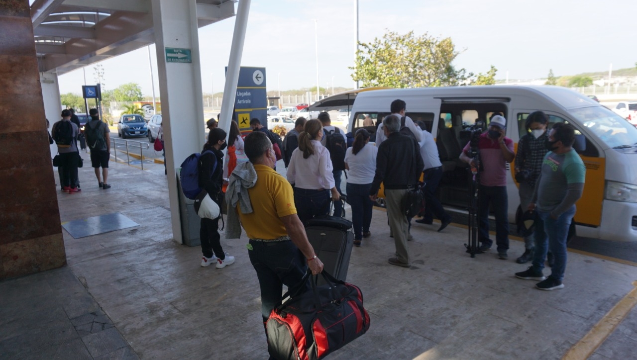 Viajeros saturan servicio de transporte en el aeropuerto de Campeche