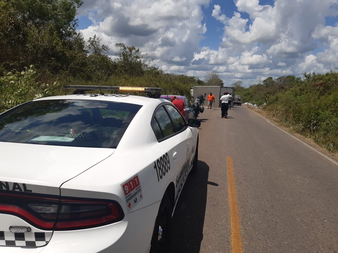 Vuelca camión en carretera del poblado de Chunhuhub, Felipe Carrillo Puerto